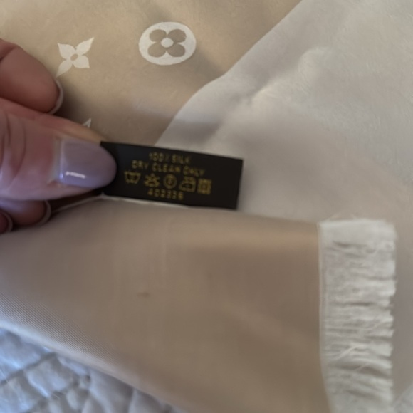 LV 100% Silk Scarf Cream and white ( no odors , pinhole snag & 2 small stains - Picture 3 of 8
